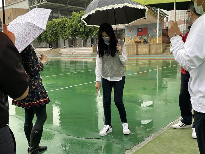 立委万美玲向教育部争取「高中职以下学校操场及周边设施整建计划」，22日与教育部前往视察。（万美玲提供）