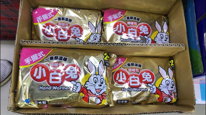 最近刚变天，有民眾在脸书社团《爆废公社二馆》发问「今年暖暖包会不会被抢光呢？」(摘自脸书)