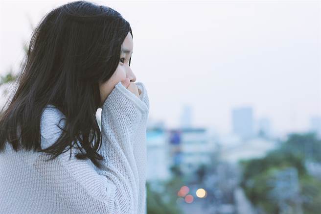 有一波东北季风增强，北台湾降温有感，民眾指出，到冬季暖暖包就开始缺货，现在该买吗？（示意图／Shutterstock）