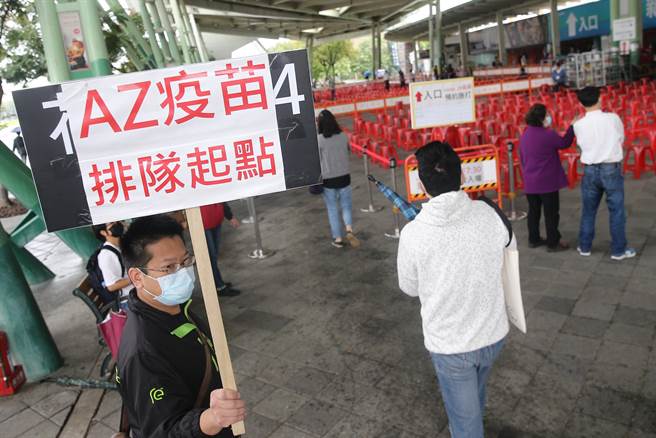 花博公園大型接種站22日施打莫德納及AZ疫苗，現場人員井然有序並迅速的消化接種人群。（杜宜諳攝）