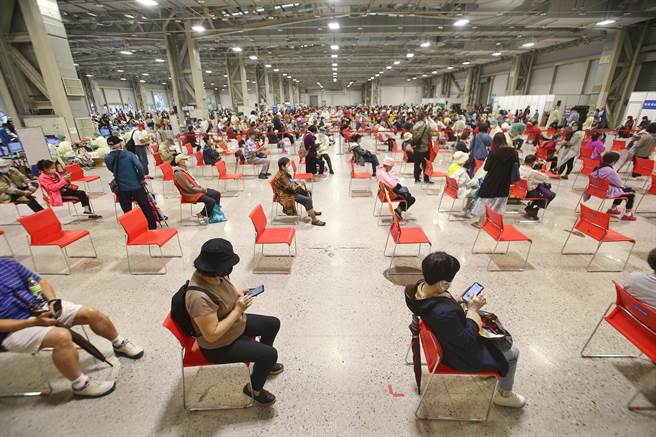 花博公園大型接種站施打量能近乎全開，預計接種AZ疫苗1萬998人及2698人的莫德納苗。（杜宜諳攝）