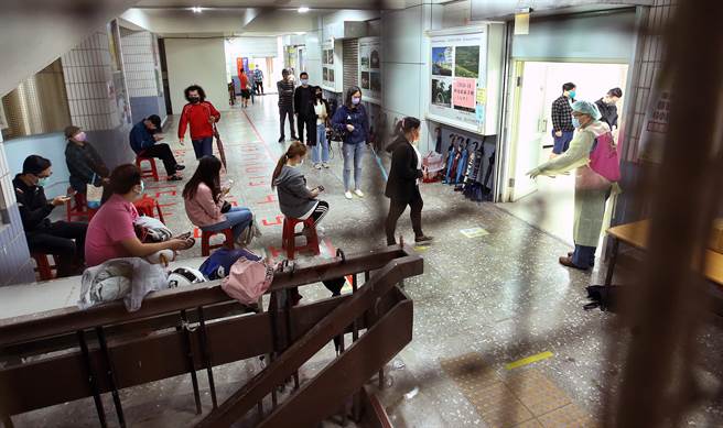花博公園大型接種站施打量能近乎全開，預計接種AZ疫苗1萬998人及2698人的莫德納苗。（杜宜諳攝）