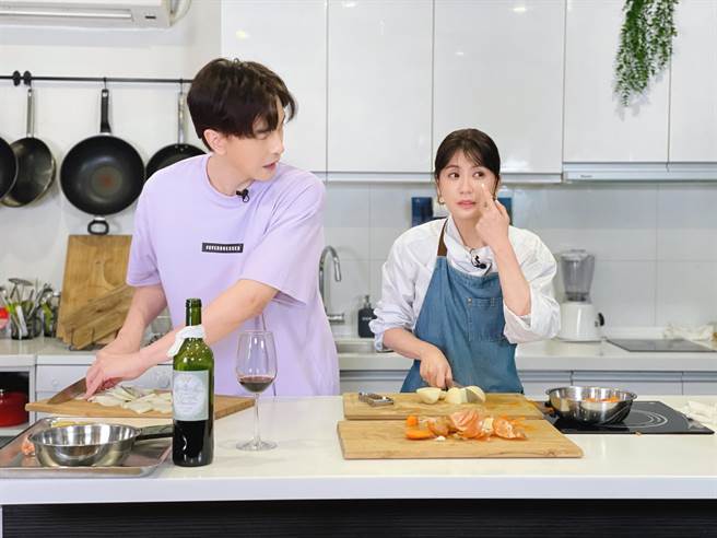 贾静雯上小综的节目，互动逗趣。（最大国际娱乐提供） 