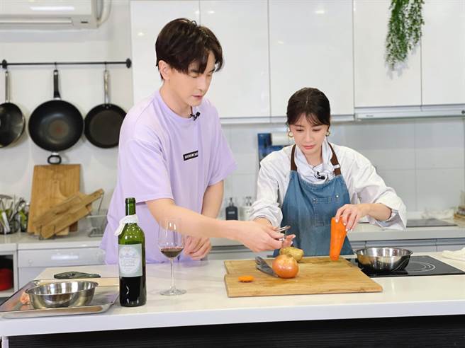 贾静雯上小综的节目展露厨艺。（最大国际娱乐提供）