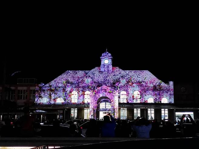 新竹光临艺术节压轴光雕展演22日晚间登场，新竹火车站在光影照射下竟下起了樱花雨。（邱立雅摄）