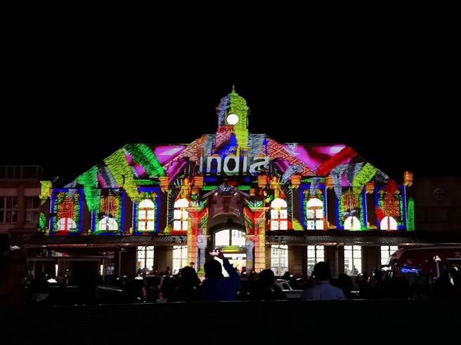 新竹火车站在光雕艺术加持下，带领民眾翱翔世界各国车站。（邱立雅摄）