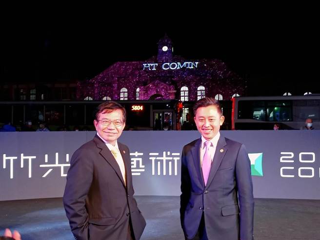 交通部长王国材（左）、新竹市长林智坚以雷射光科技点灯开幕，新竹火车站瞬间变成光影艺术展场。（邱立雅摄）