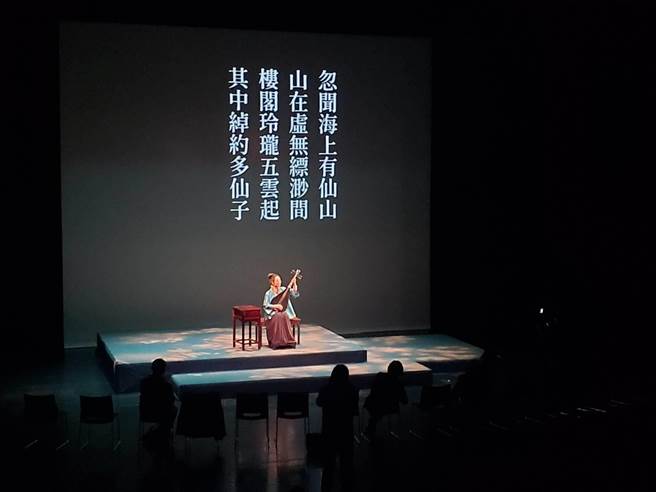 南管艺术家王心心终于要为观眾呈现苦熬多时、白居易的《长恨歌》，这次她卸下过去温婉典雅的形象，化身成说书人，又演、又唱、又弹，脱下一层皮，却也诞生出全新的自己。（李欣恬摄）