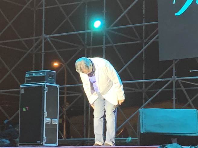 藝人楊烈力挺台灣基進黨立委陳柏惟，向民眾鞠躬懇求支持陳。(林欣儀攝)