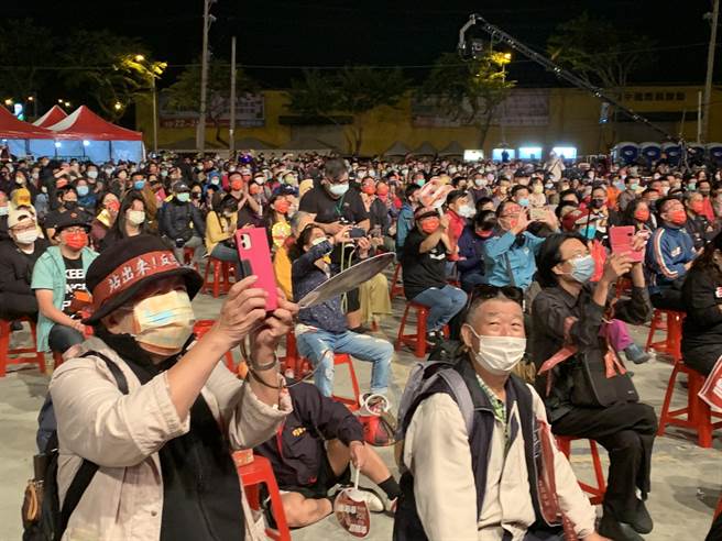 訴求反罷免，台灣基進黨立委陳柏惟陣營舉辦「台灣民主轉骨湯」音樂會，現場約聚集上千民眾。(林欣儀攝)