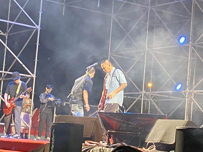 主办单位安排灭火器乐团、拍谢少年乐团台上热力开场。（张妍溱摄）