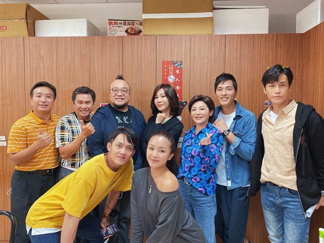 蓝正龙（后右二）到《黄金岁月》剧组探班。（民视提供） 