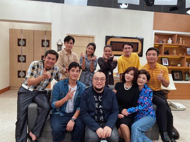 导演叶天伦（前排中）与蓝正龙到《黄金岁月》剧组探班。（民视提供）