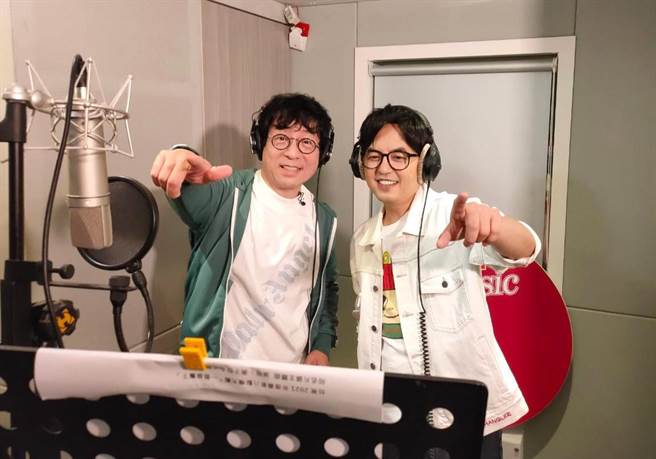 黄子佼（右）与蒋三省录音。（台视提供） 