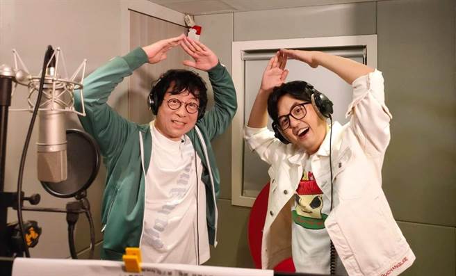 黄子佼（右）与蒋三省摆可爱动作。（台视提供） 