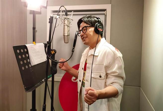 黄子佼专心录音神情。（台视提供）