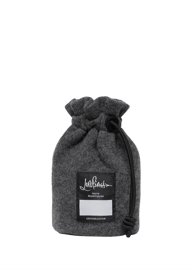 Loro Piana与藤原浩联名中型束口袋。（Loro Piana提供）