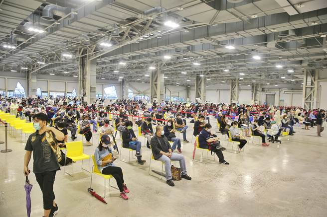 中央流行疫情指挥中心今（22日）宣布临时加开6小时莫德纳第2剂疫苗预约。图为第12轮疫苗第1阶开始施打，台北市花博公园大型接种站22日施打莫德纳及AZ疫苗。（杜宜谙摄）