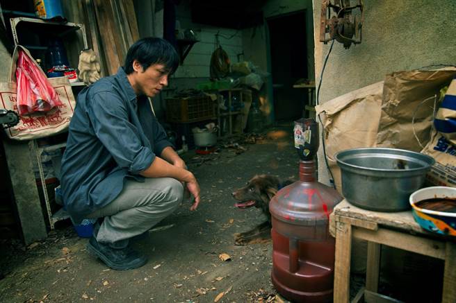 庄凯勛剧中从宰狗场救出浪犬。（LiTV、HBO GO提供）