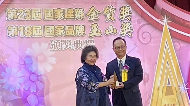 臺湾企银获国家品牌玉山奖，由监察院院长陈菊(左)颁奖予臺湾企银副总经理邱松岁(右)。（图／臺湾企银提供）
