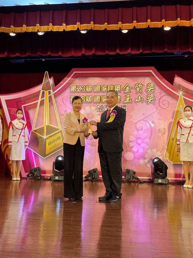 农业金库与董座吴明敏深耕农业金融，获国家品牌玉山奖2项肯定。（图／农业金库提供）
