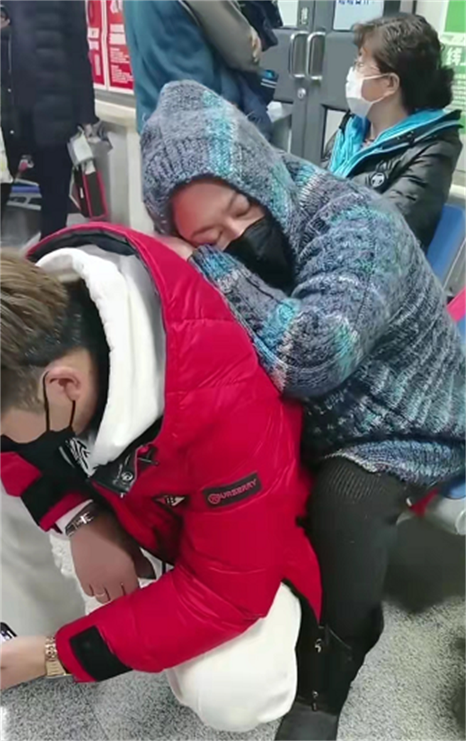 李菁菁等待看诊过程中，虚弱瘫睡在老公背上。(取自抖音)