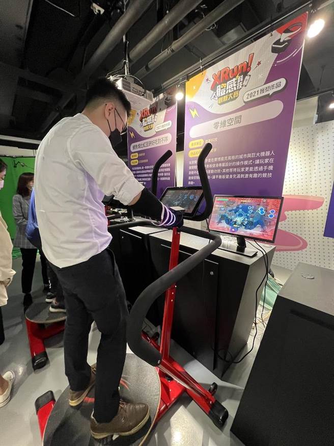 建菱科技的「零维空间」所打造的「零维战争」，结合了平衡板健身专属设计，以操作游戏中的战斗。（石欣蒨摄）