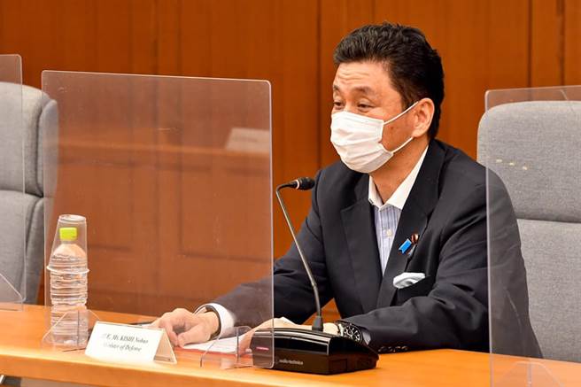 岸信夫強調，解放軍在台灣周邊動作頻頻是對民主主義造成壓力。（圖／防衛省臉書）