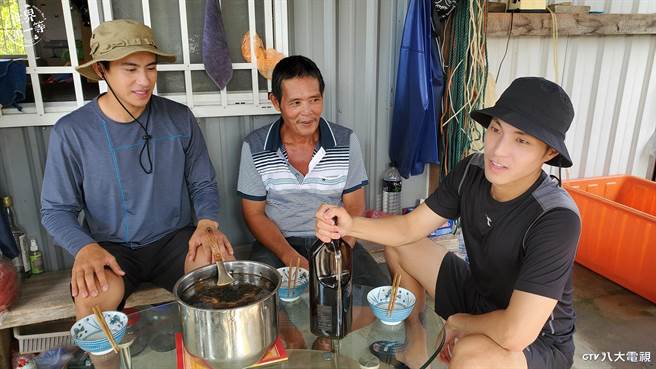 唐振剛(右)、潘君侖(左)與新竹職人抓野生土龍。（八大提供）