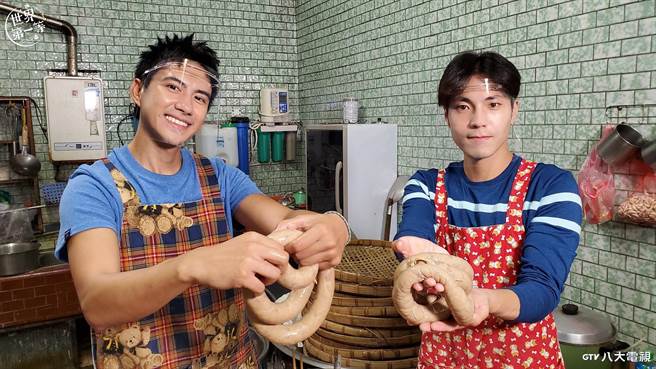 唐振剛(右)、潘君侖(左)與新竹職人學灌水煙腸。（八大提供）