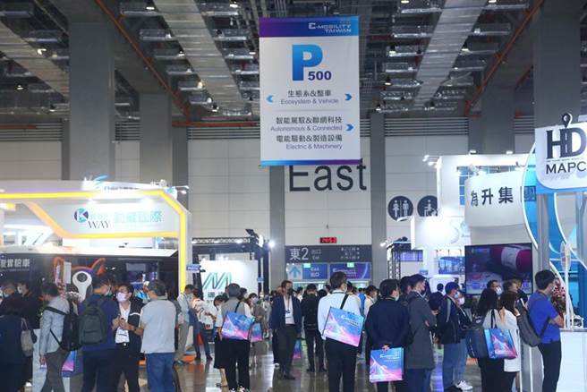 台湾国际智慧移动展22日落幕，三天来参观企业人潮络绎不绝。（图／贸协提供）