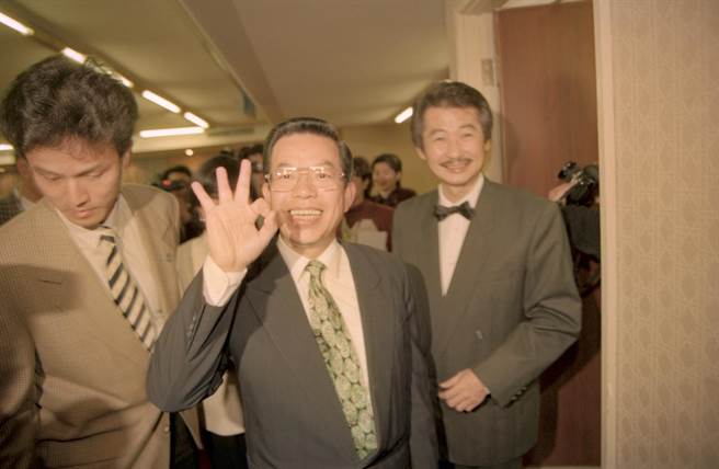 1996年施明德(右起)、谢长廷在立法院院会。(本报系资料照)
