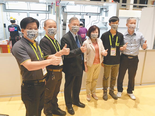 行政院副院長沈榮津（左三）與勞動部長許銘春（左四）聯袂南下巡視勞動部勞動力發展署雲嘉南分署競賽場，為分署國手加油打氣。圖／郭文正