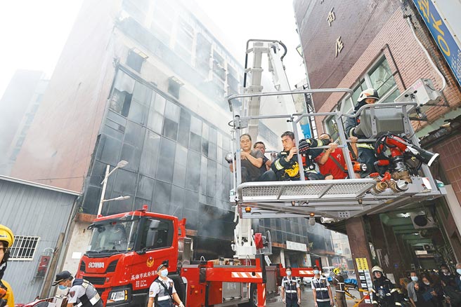 应资讯公开的全国重大安检不合格场所资料库，5年来也不见城中城被登录，居民怒呛安检的真实性何在？（中新社）