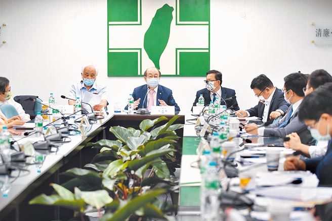 民进党宪政改革小组21日开会讨论(见图)，确立宪改六大方向，包括废考监、在立法院设立独立行使职权的国家人权委员会与国家审计委员会；将选举权与被选举权下修到18岁等，下周三（27日）召开中执会讨论。（民进党中央党部提供）