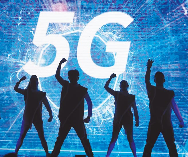 国内五大电信业者表示，台湾对比日本、韩国、美国业者吃到饱收费，都是相对便宜。图为业者庆祝开台表演。（本报资料照片）