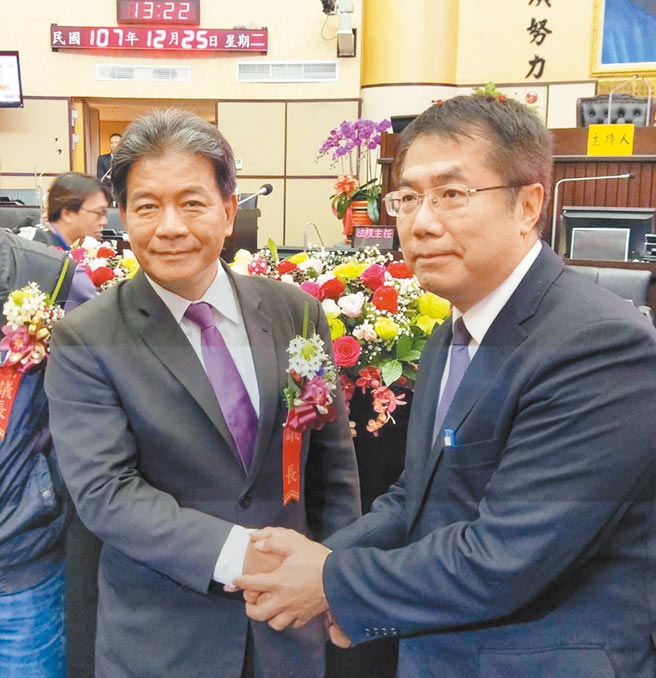 台南市长黄伟哲（右）寻求连任，议长郭信良（左）的动向可能成为变数。（本报资料照片）