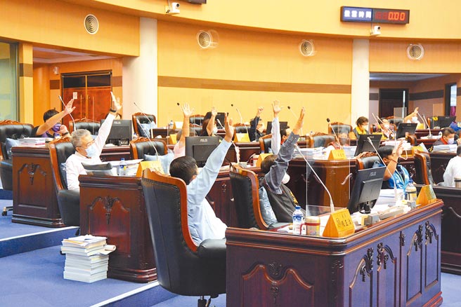 花蓮縣礦石開採稅在議會爭議不休，經採具名投票，27席議員中有20人支持縣府版本。（王志偉攝）