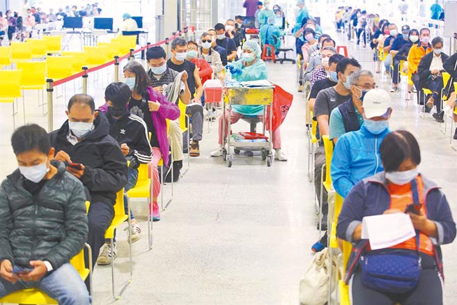 台北市联合医院工会爆料，医院高层要求每单位不论常规医疗业务，都必须「挤出2名人力」支援花博接种疫苗，找不到人就由护理长亲自上阵，严重影响医疗运作。（本报资料照片）