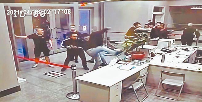 「松山之亂」唯一被依毀損公物罪起訴的黑衣人徐權，雖與警員以1台電腦螢幕及8000元成立和解，徐男也求緩刑，但法官仍依損壞公務員職務掌管物品罪將徐判刑6月，可易科罰金，沒有緩刑宣告。（本報資料照片）