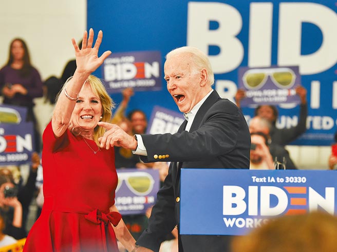 美国总统拜登（右）呼吁国会尽快通过基础设施法案和社会支出法案，以便站在更有利的位置与中国竞争。（中新社）