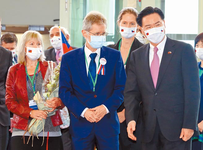 外交部長吳釗燮（右）將訪問捷克，圖為去年捷克參議院議長韋德齊（中）率團訪台，兩人合影。（本報系資料照片）