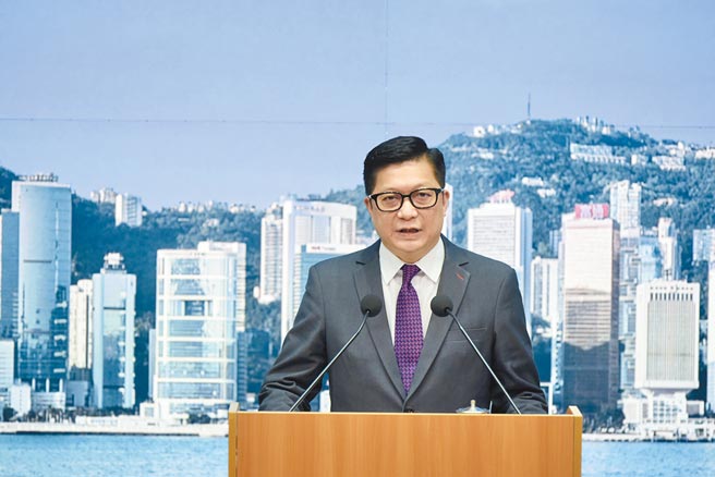 港府保安局局长邓炳强接受媒体专访时表示，23条立法不会考虑2003年政府做出的3项修订，会以修订前的草案版本为起点。（中新社）