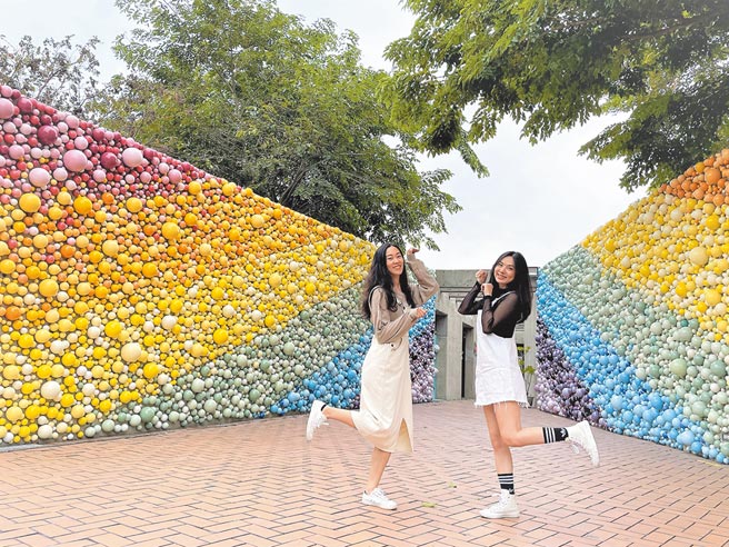 莺歌陶博馆在休馆期间，动员全馆馆员发起「许愿墙计画」，设计各式陶球，刻上祈福愿望，并将2万颗彩色陶球安装在园内的清水模高墙，打造出新的打卡景点「许愿糖果墙」。（蔡雯如摄）