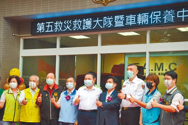 新北市消防局在三峽區新建第五救災救護大隊車輛保養中心，負責轄內所有消防車輛檢修作業，並在廳舍內打造全台首座自設SCBA（空氣呼吸器）檢測維護室，盼提升消防設備保養效率。（蔡雯如攝）
