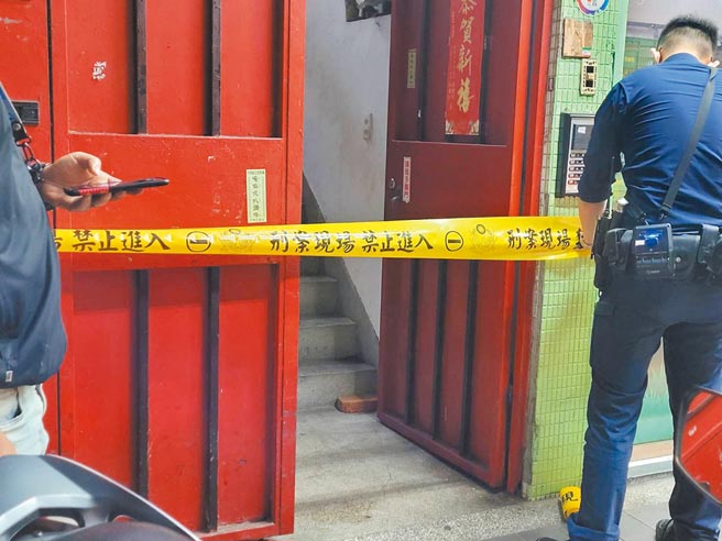 78歲楊江姓婦人21日下午被發現身中14刀，倒臥在新北市新莊區自立街家中，緊急送醫後仍宣告不治，警方正進一步調查死因。（葉書宏攝）