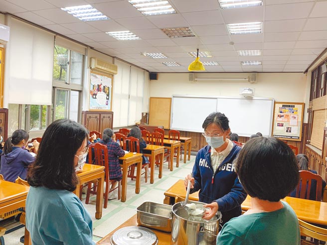 新北教育局接獲學校通知，駐區督學已到聖心女中進行了解並關心學生狀況，學生於就醫後返校，學校提供白粥食用。（新北市教育局提供／陳慰慈新北傳真）