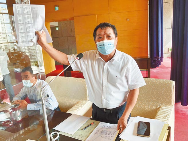 市議員吳顯森抨擊：兩次會期調閱符合資格的名冊不一，名冊與專案報告所述內容也不一樣，哪個是真的？（陳世宗攝）