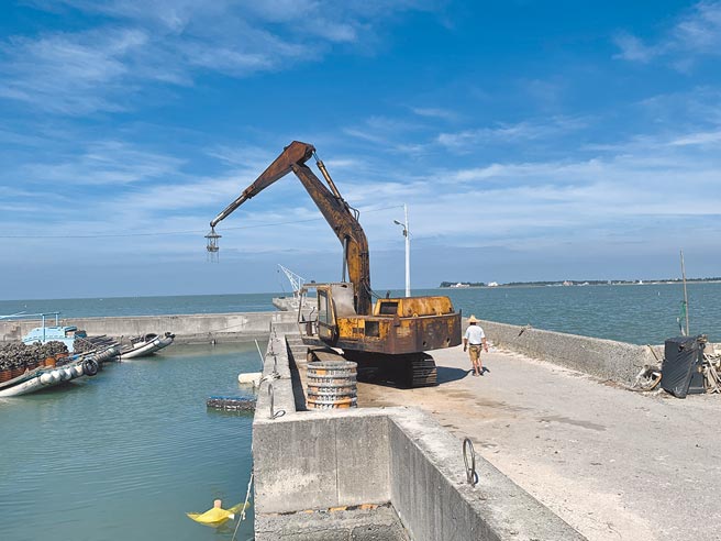 农委会主委陈吉仲21日针对嘉义县政府、立委蔡易余争取补助渔港天车式吊蚵机，以及地层下陷堤防加高计画，皆当场允诺，并要县府盘整后再提其他建设计画到农委会。（吕妍庭摄）