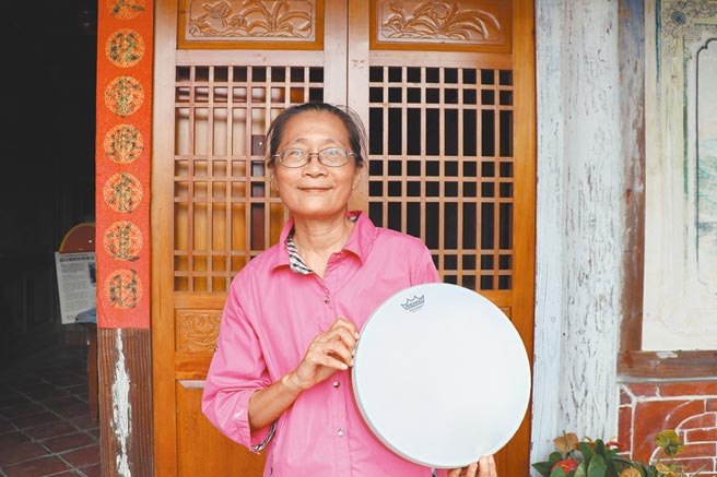 居广居后代子孙陈香吟卖力教导手鼓，20多名社区妈妈、长辈，还有别区来的学员，认真练习。（刘秀芬摄）